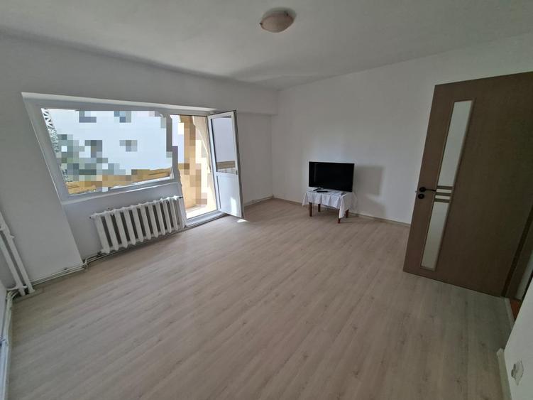 Apartament cu 1 camera decomandat, etajul 2/8, zona Cug