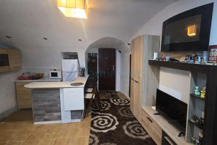 Apartament cu doua camere ultracentral,la demisol, Piata Unirii,Oradea