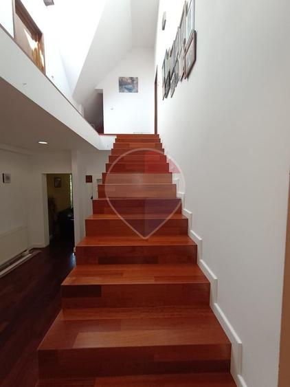 Casă / Vilă cu 6 camere de închiriat, tip estate, 0% comision