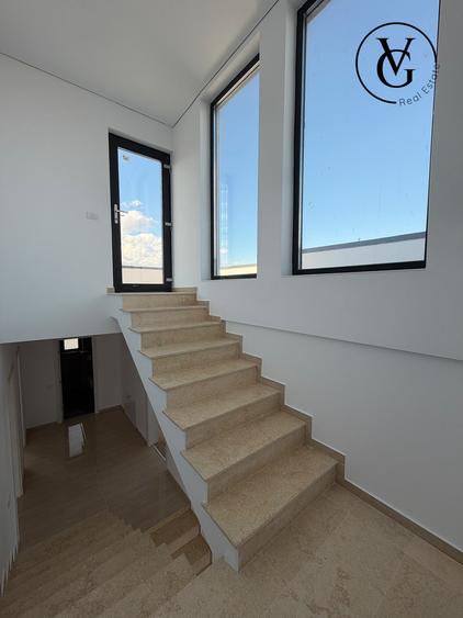 Vila modernă - finisată -terasă circulabila vedere lac și mare