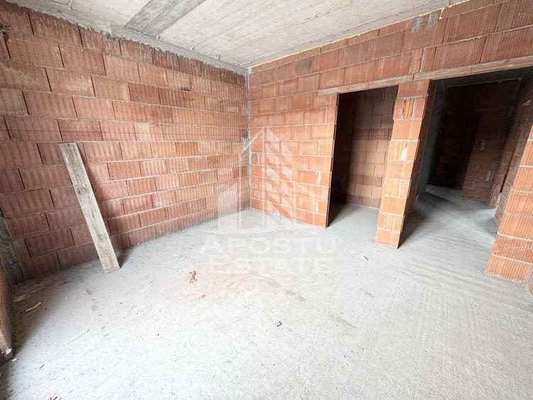 Duplex cu 4 camere, bucatarie separata, toate utilitatile, la asfalt.
