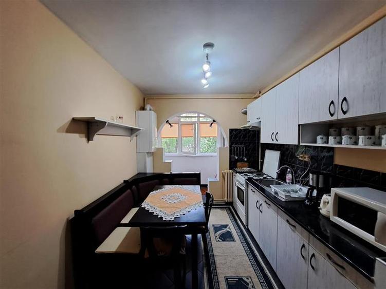 Apartament cu 2 camere, Decomandat, situat in cartierul Manstur!
