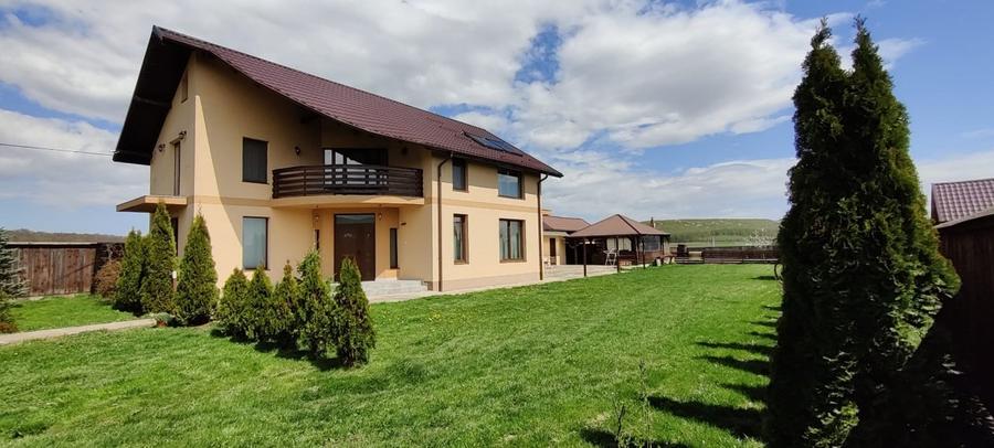 Casă mare cu teren 2600 mp în Dragomirna – garaj dublu, fotovoltaice, puț forat,
