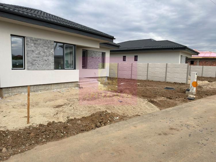 Casă noua 4 camere, apă, canalizare, gaze, asfalt, Dragomiresti Vale