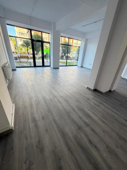 Spatiu comercial, 100 mp, zona centrala din Filiasi cu deschidere in Racoteanu