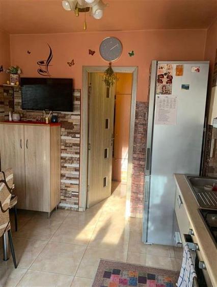 Decomandat, mobilat si utilat cu 2 bai si 2 balcoane la etajul 3