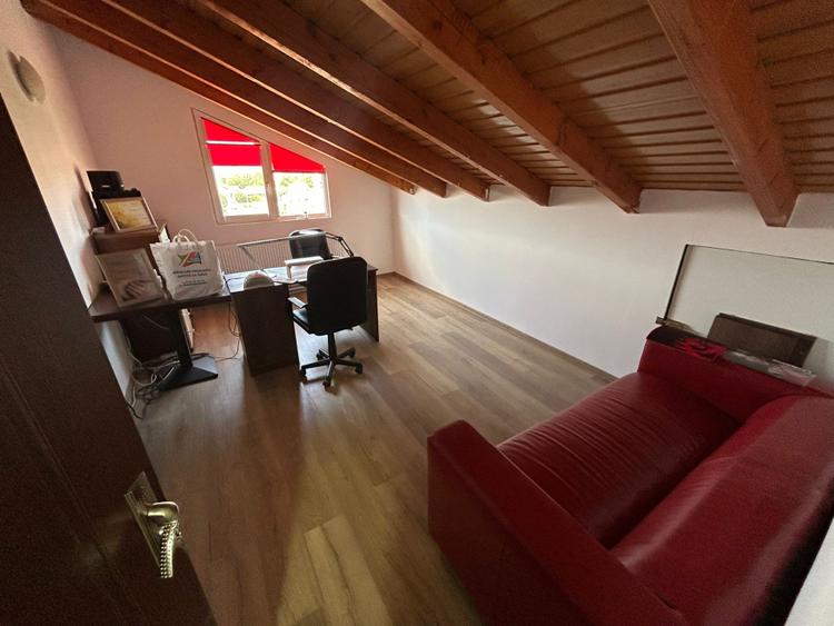 Apartament 4 camere cu scara interioara, zona Centru