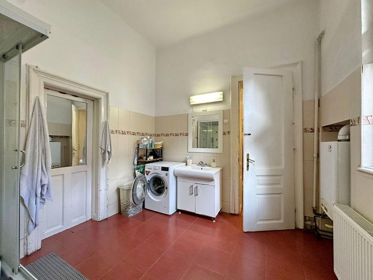 Apartament cu 3 dormitoare și curte, la 3 minute de Piața Sfatului