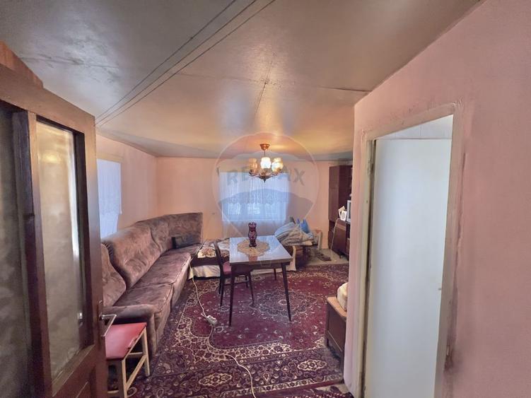 Casa cu 2 camere si teren 4887mp de vanzare in Dabaca