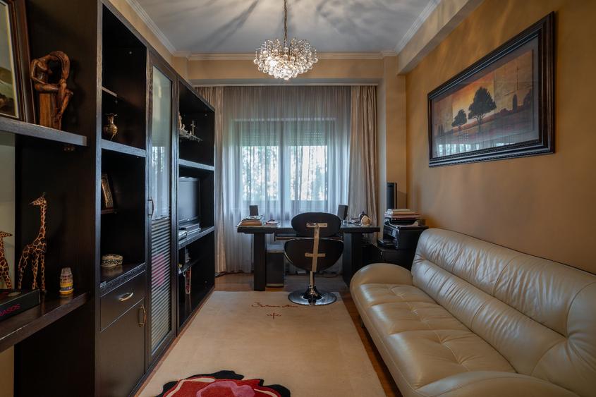 Vilă superbă, 13-17 camere, ponton privat și vedere panoramică la Lacul Morii