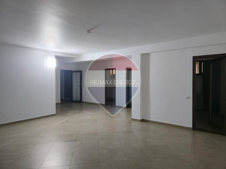 9 camere, 5 bai, spatiu hobby, gradina, garaj,locatie buna - 24