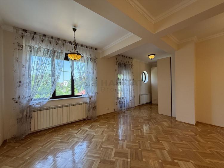 Vila 9 camere cu piscina si teren de 1.000 mp
