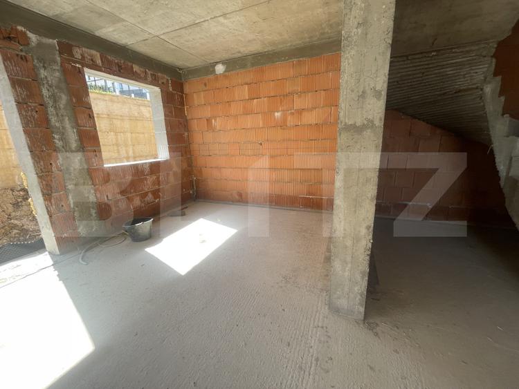 Apartament cu 3 camere, dispus pe două niveluri, cu gradina