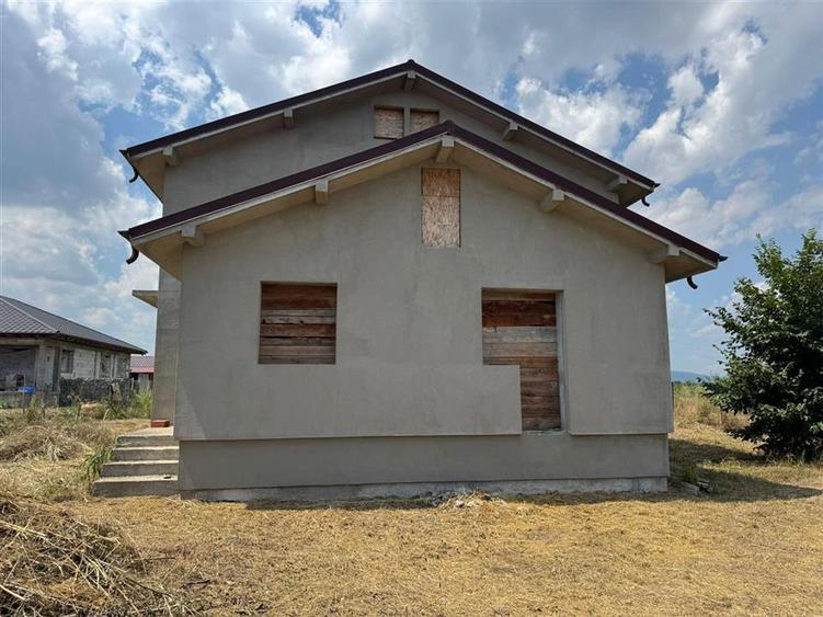 Casa P+1 la rosu (caramida) de vanzare in Golesti