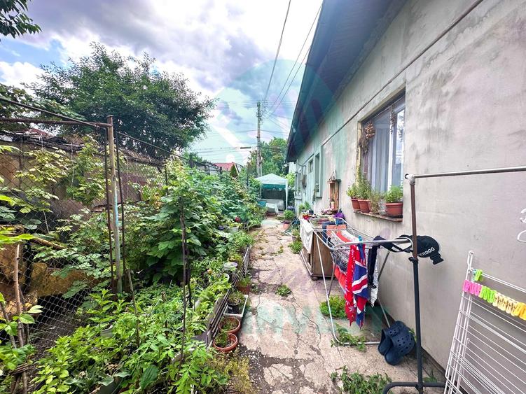Teren de 250 mp cu casa - la o distanta de 7 minute de statia de metrou