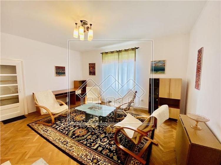 Apartament spatios, 4 camere, 2 bai, zona  Parcul Sub Arini