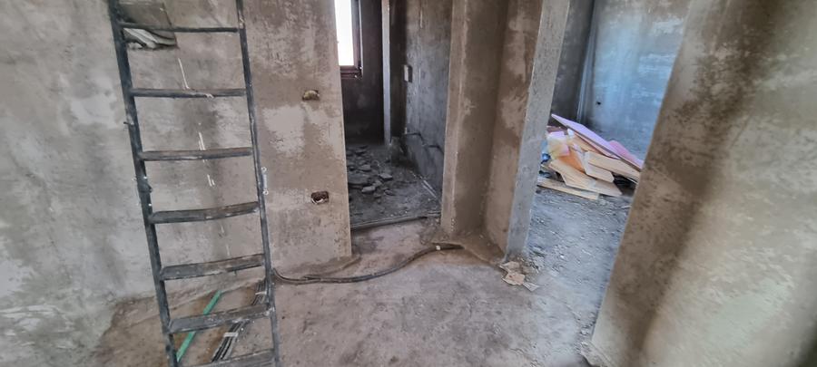 Casa noua cu etaj la intrare in Curtesti