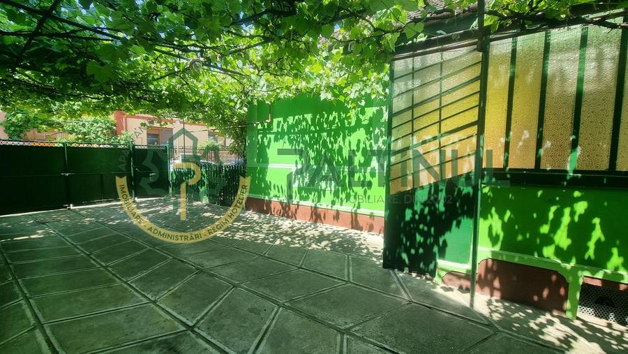 Casă singur în curte, 363 mp teren – zona Record, 2 intrări, anexa, trifazic