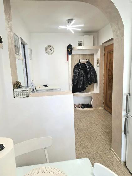 Apartament 2 camere decomandat, etaj intermediar, centrala, AC, Dacia