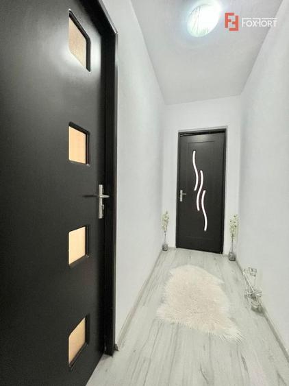 Apartament cu 3 camere, etaj 4 de vanzare, zona Spitalul Judetean