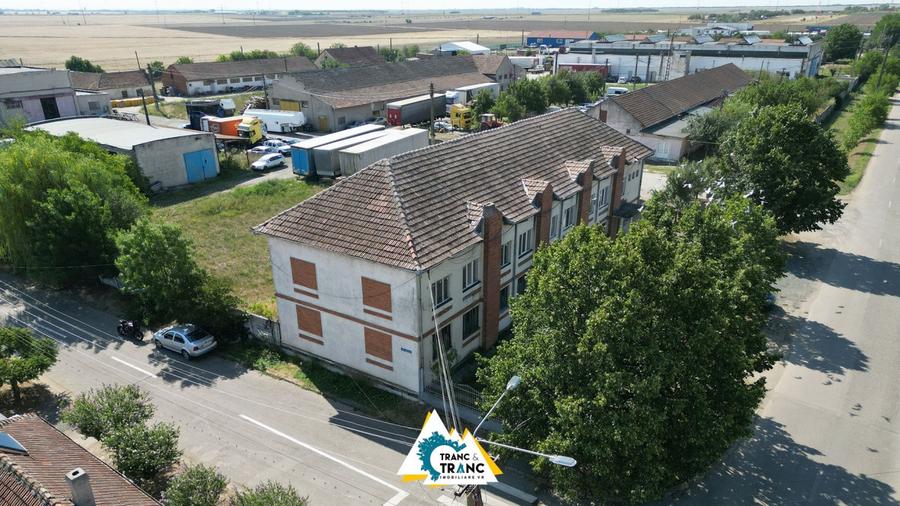 Clădire împunătoare de 540 mp pe 2 nivele în Sânnicolau Mic