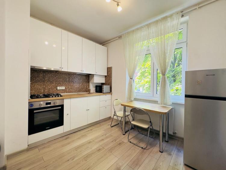 Garsoniera decomandată, complet renovată, etaj 1, langa Judetean
