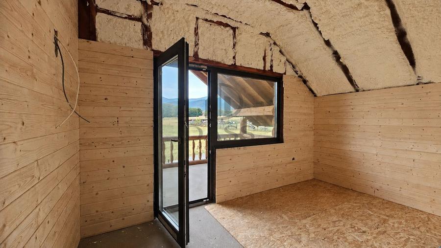 Chalet din busteni cu vedere panoramica spre Muntii Fagaras Tocile