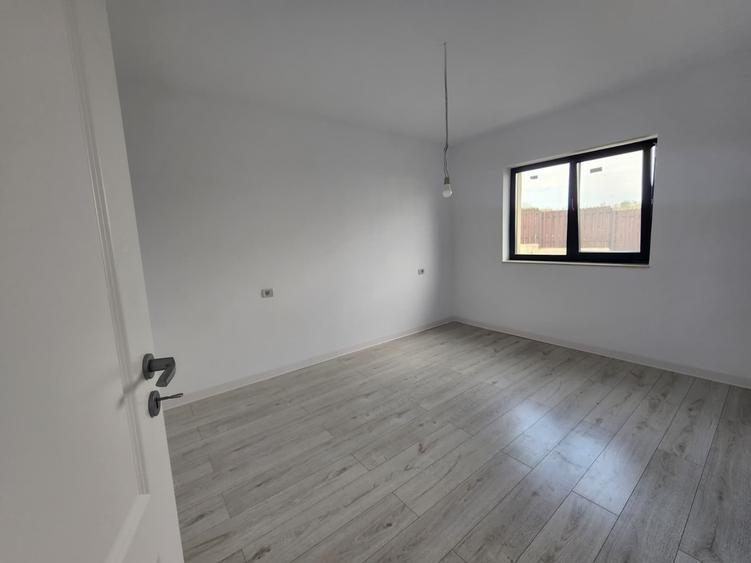 Casa individuala,4 camere,2 bai,110 mp utili,500 mp teren,20 mp Beci, Miroslava