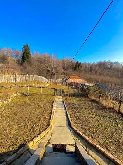 Teren generos și casă tradițională într-o zonă turistică cu mare potențial - 2