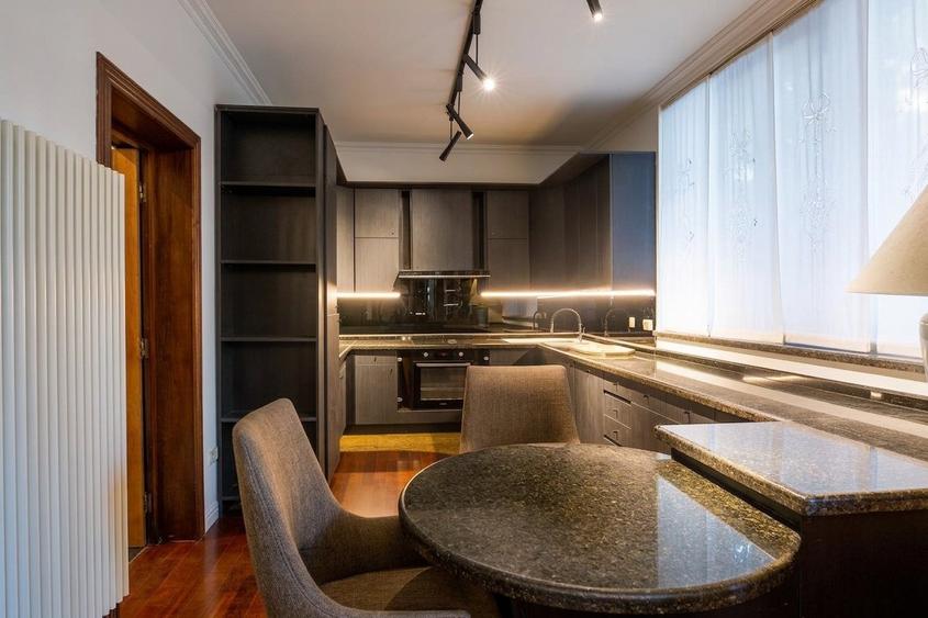 Vilă spațioasă cu 5 camere, mobilată lux, Strada Paris
