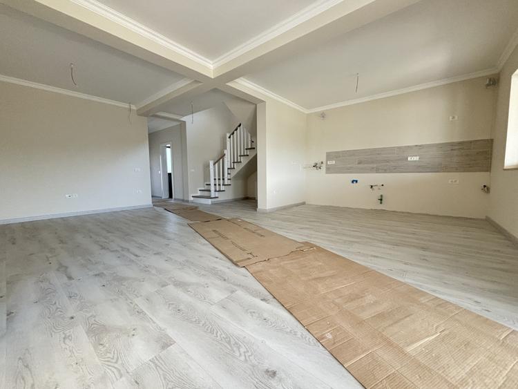 Casa 5 camere, 142mp, 300mp teren, despartita prin GARAJ in Giroc