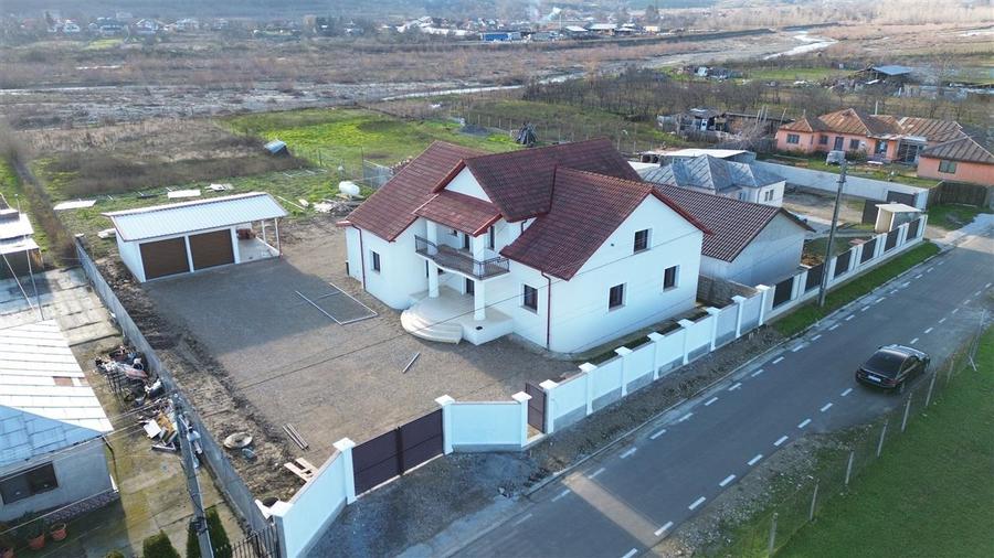 Vila deosebita Parter + Mansarda de vanzare in Odobesti