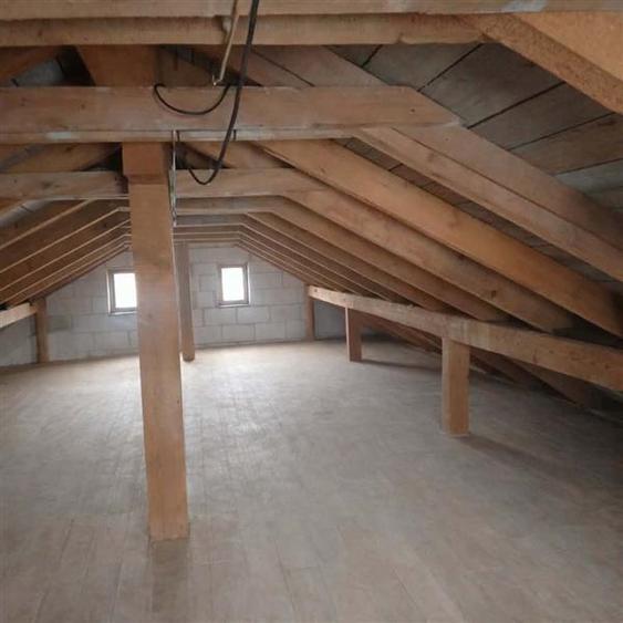 Casa solida, 4 dormitoare, 3 bai, 280 mp construiți, teren 1100 mp – Stupin