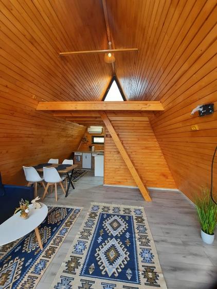 Doua Cabane A-frame de vânzare în Bucovina – Business Airbnb & Booking activ