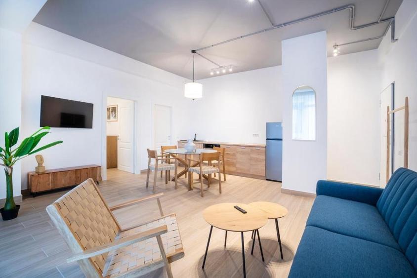 Apartament de inchiriat 2 camere, parcare proprie. Serviciu curatenie optional.
