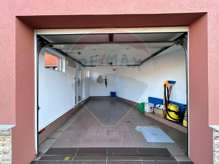 Casă P+1 cu 2 corpuri, 2 garaje și vizibilitate excelentă – Ploiești,