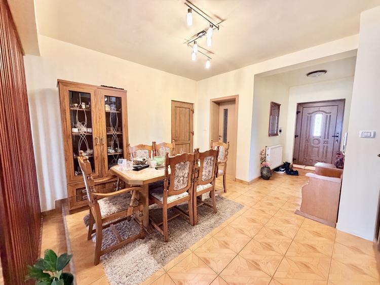 Casa spatioasa - 5 camere - curte generoasa - pozitie excelenta