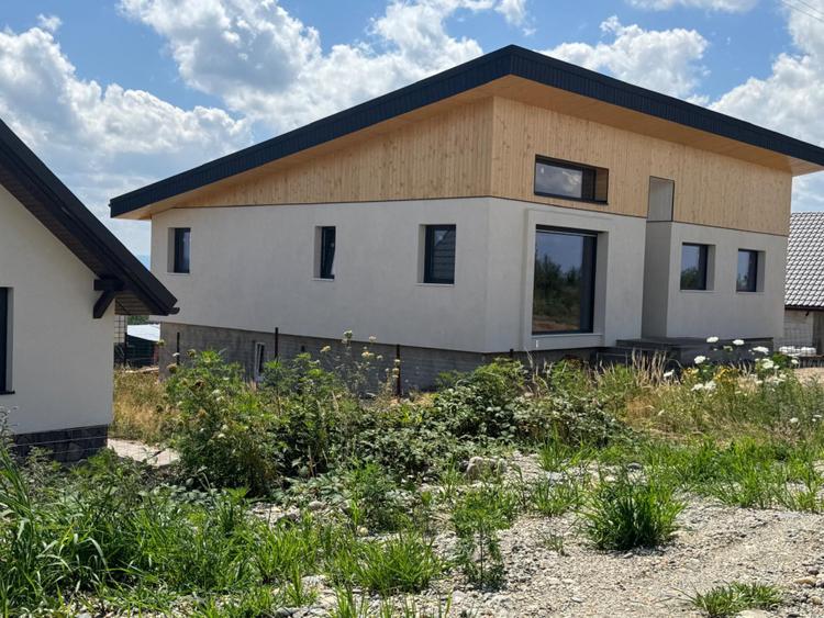 Casă de vânzare, 195 mp util, teren 5 ari, zona Tautii Magherus