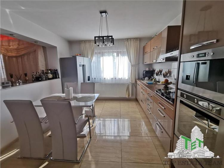 Vila lux 5 camere cu gradina superba centru Domnesti
