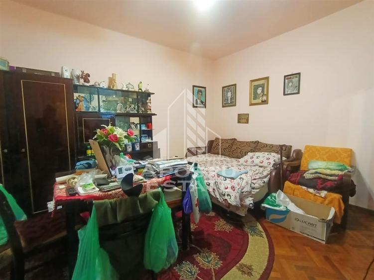 Apartament cu 2 camere, decomandate, centrala proprie in Piata Unirii.