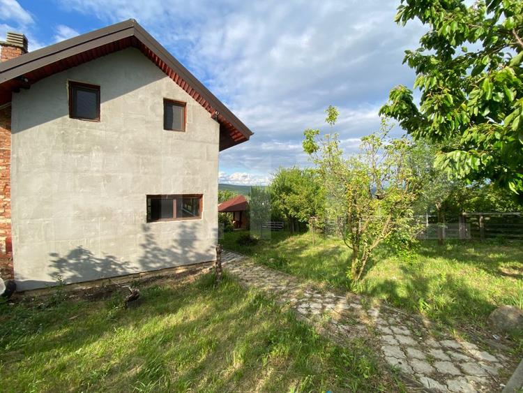 Căsuță cochetă cu panoramă superbă asupra satului Câmpenești și a lacurilor
