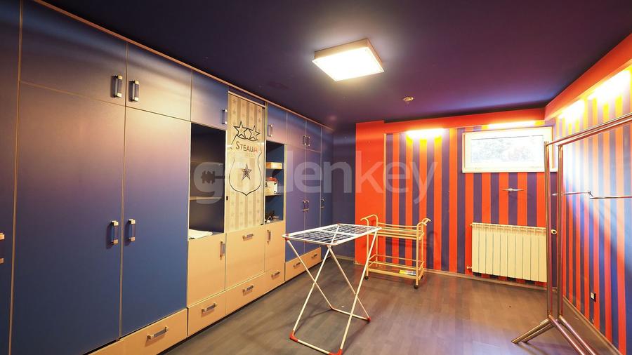 Vilă cu 7 camere, 5 bai | gradina 350mp, 2 garaje