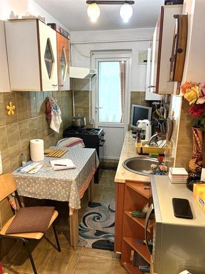 Apartament 2 camere, renovat partial, centrala termica noua, balcon inchis. Zona