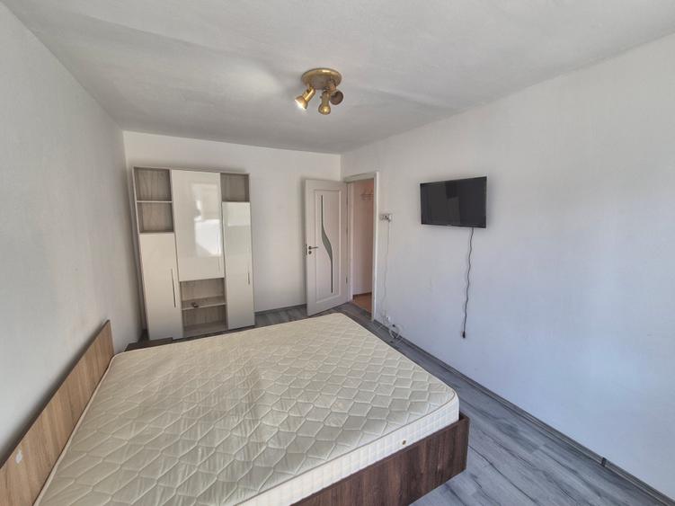 Închiriez apartament 1 camera etajul.1