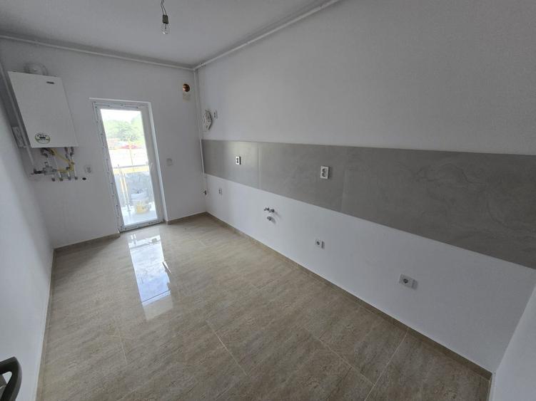 Bucatarie inchisa. Decomandat. Cu CF la zi, disponibil imediat.