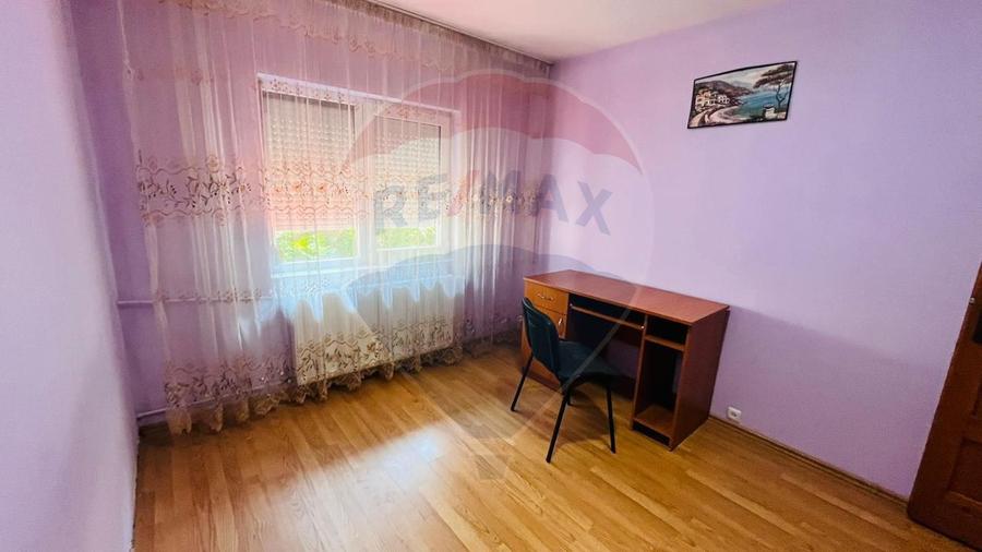 Apartament cu 3 camere de închiriat în zona Decebal