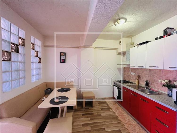 Ap cu 2 camere, la cheie, balcon - etaj intermediar