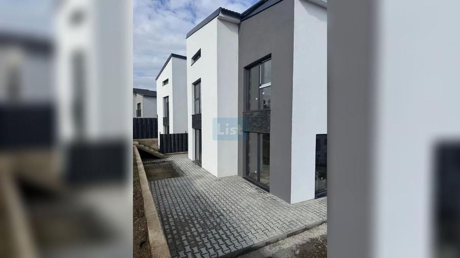 Case cu arhitectura nordica, panouri fotovoltaice, central Dezmir
