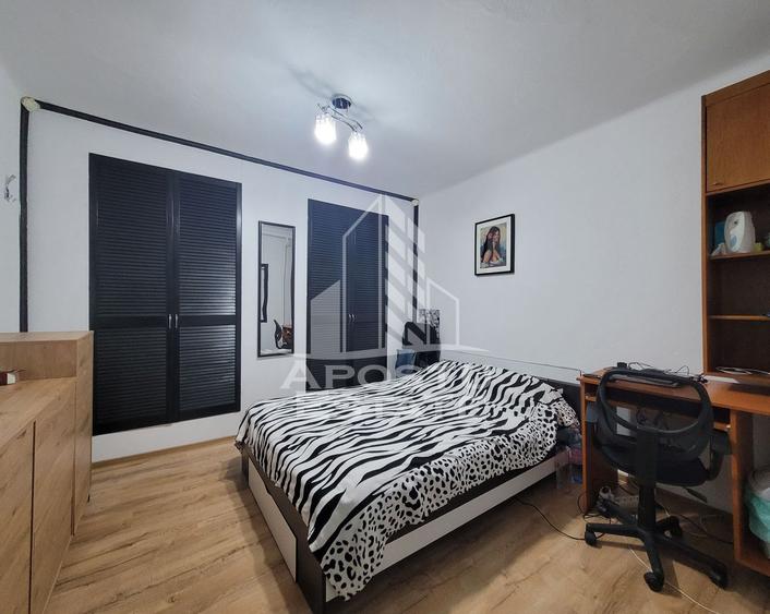 Casa individuala de vanzare, cu 4 camere si 2 garaje, zona Lipovei
