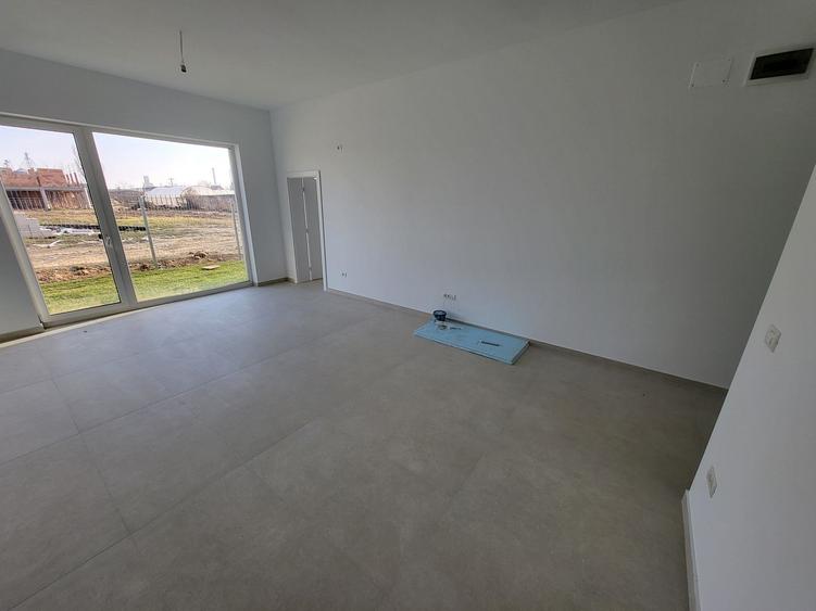 COMISION%. BLOC NOU in ORAS. Gradina proprie